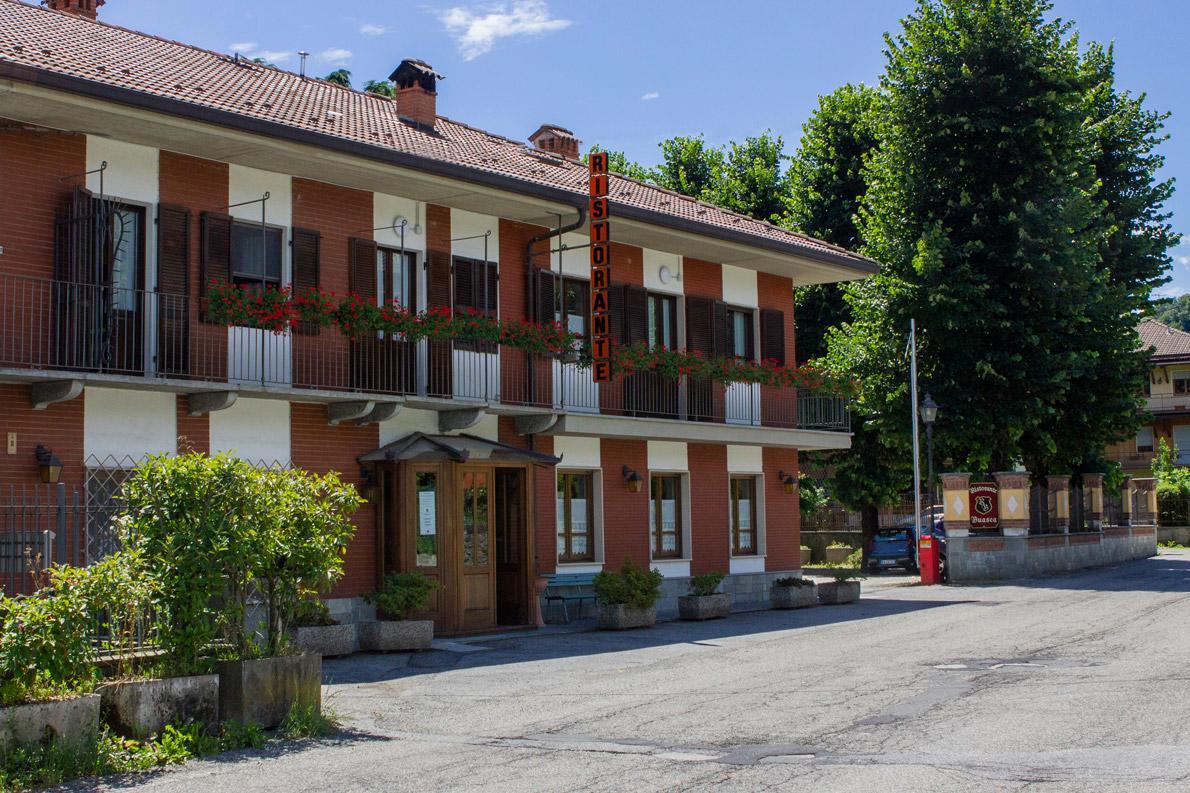 Ristorante Buasca Hotel Cuorgne Exterior photo